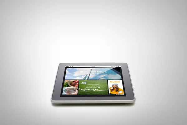 Close up of tablet pc with news application — Stockfoto