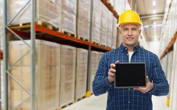 Glücklicher Geschäftsmann mit Tablet-PC im Lager — Stockfoto