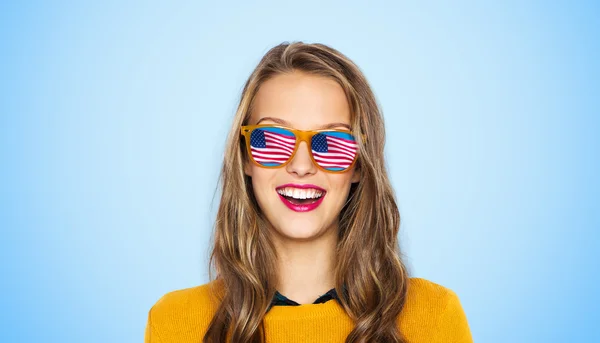 Feliz joven mujer o adolescente chica en gafas de sol — Foto de Stock