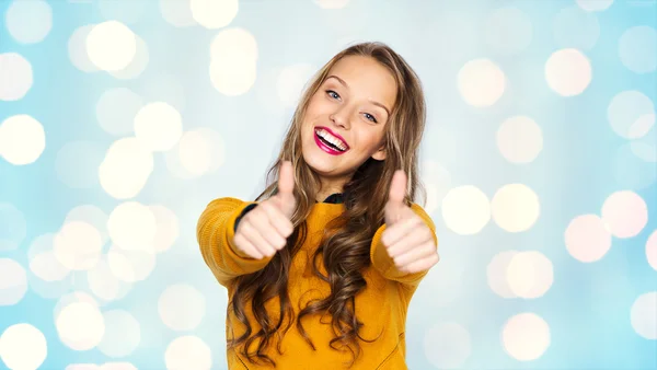 Jovem feliz ou menina adolescente mostrando polegares para cima — Fotografia de Stock