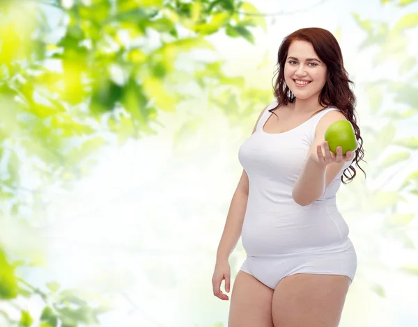 リンゴと一緒に下着姿で幸せなプラスのサイズの女性 — ストック写真