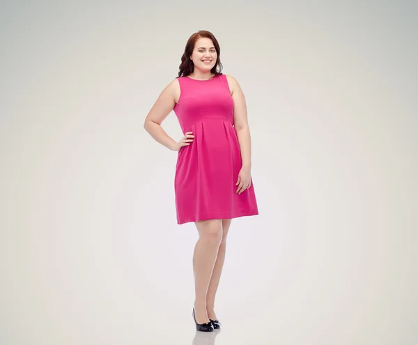 Glada unga plus size kvinna poserar i rosa klänning — Stockfoto