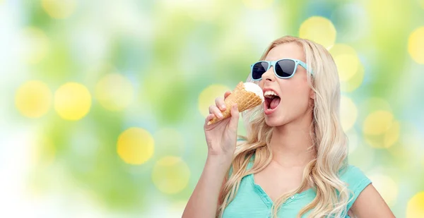 Ευτυχισμένος νεαρή γυναίκα σε γυαλιά ηλίου τρώγοντας παγωτό — Φωτογραφία Αρχείου