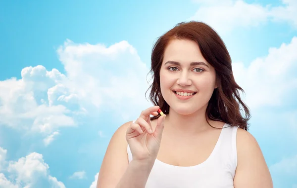 Mujer feliz más tamaño en ropa interior con píldora —  Fotos de Stock