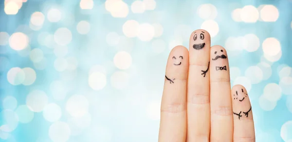 Közelkép a kéz és az ujjak a smiley arcok — Stock Fotó
