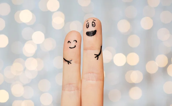 Gros plan de deux doigts avec des visages souriants — Photo