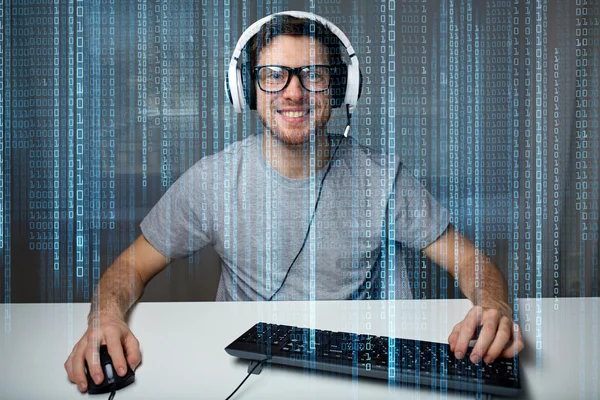 Man in headset playing computer video game at home — Stock Photo, Image