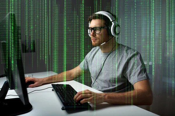 Man in headset playing computer video game at home — Stock Photo, Image