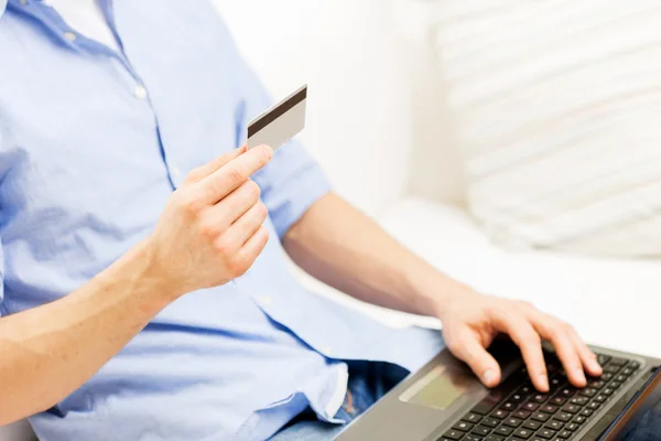 Close up de homem com laptop e cartão de crédito — Fotografia de Stock