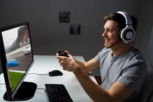 自宅でコンピューターのビデオ ゲームをプレイのヘッドセットで男 — ストック写真