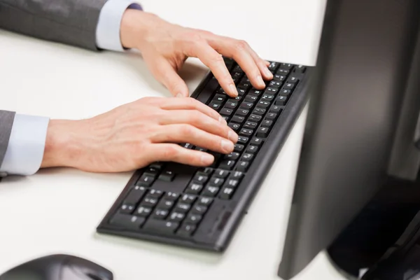 Primer plano de manos de hombre de negocios escribiendo en el teclado —  Fotos de Stock