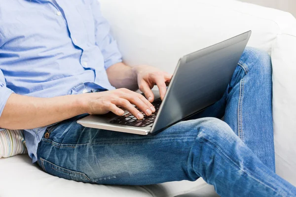 Närbild på mannen att skriva på bärbar dator hemma — Stockfoto