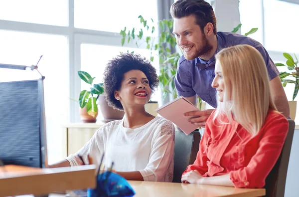 Lykkelig kreativ gruppe med datamaskin i embetet – stockfoto