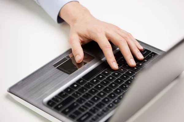 Primer plano del hombre de negocios escribiendo a mano en el ordenador portátil —  Fotos de Stock
