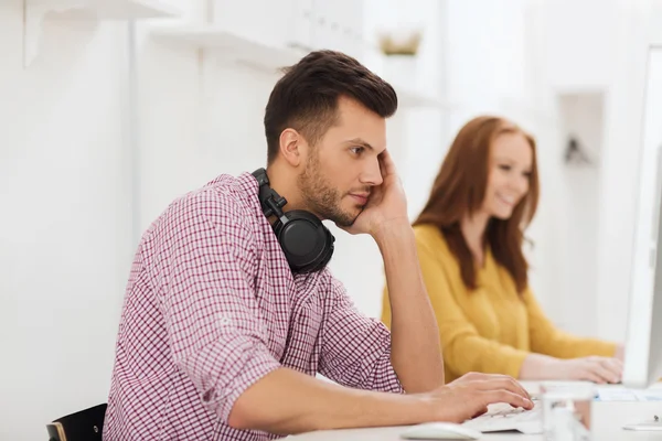 Equipo creativo con auriculares y computadora —  Fotos de Stock