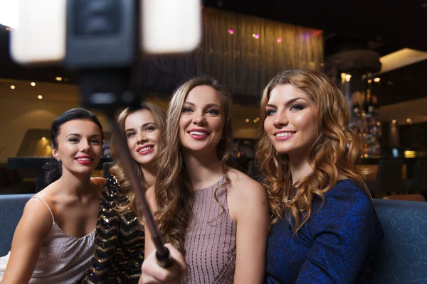 Donne con smartphone selfie bastone al night club — Foto Stock