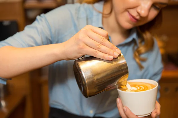 Close up van vrouw maken van koffie in de winkel of café dichtbij — Stockfoto