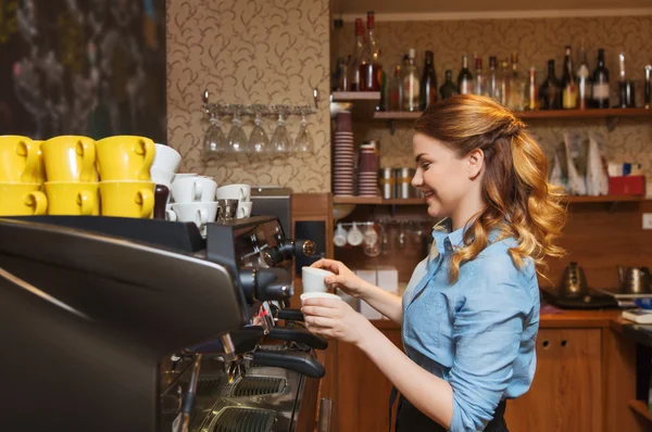 Barista kadın makine kafede kahve yapma — Stok fotoğraf