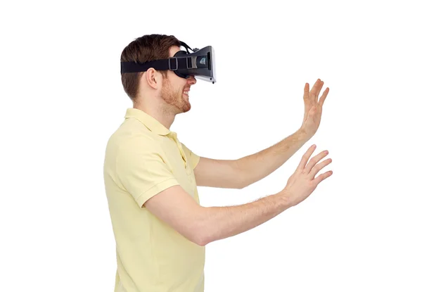 Hombre feliz en auriculares de realidad virtual o gafas 3d — Foto de Stock