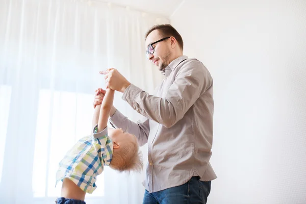 Padre con hijo jugando y divirtiéndose en casa — Foto de Stock