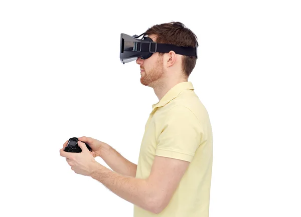 Man in virtuele werkelijkheid hoofdtelefoon of 3D-bril — Stockfoto