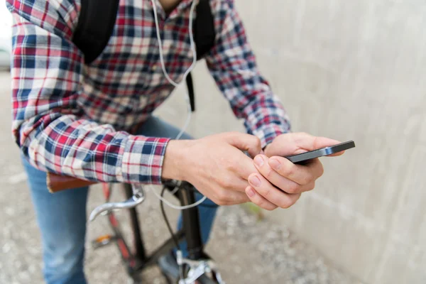 Hipster-Mann mit Kopfhörer, Smartphone und Fahrrad — Stockfoto