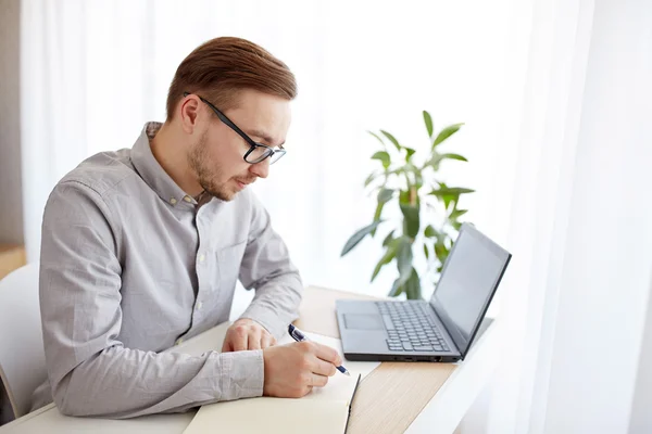 Hombre creativo o hombre de negocios escribiendo a un cuaderno —  Fotos de Stock