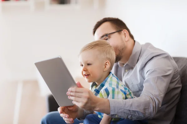 Отец и сын с планшетным компьютером играют дома — стоковое фото
