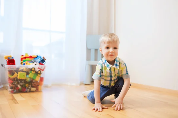 Glad liten pojke hemma — Stockfoto