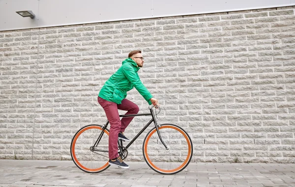 Hombre joven hipster montar bicicleta de engranaje fijo — Foto de Stock