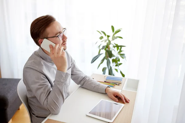 Trabalhador masculino criativo chamando em smarphone — Fotografia de Stock