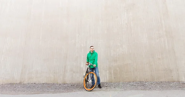 Feliz joven hipster hombre con bicicleta de engranaje fijo —  Fotos de Stock