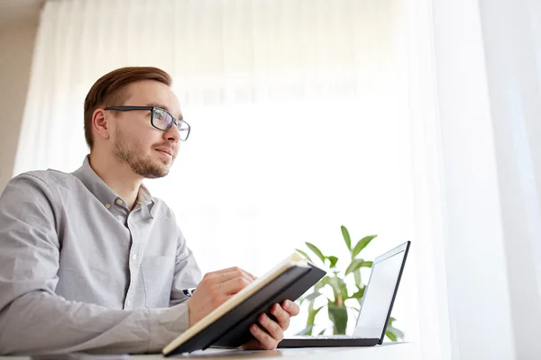 Trabajador masculino creativo o hombre de negocios con cuaderno —  Fotos de Stock