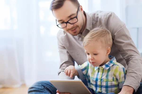 Apa és fia, a tablet pc játék otthon — Stock Fotó