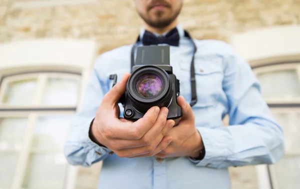Close up of hipster man with film camera in city — Stock Photo, Image