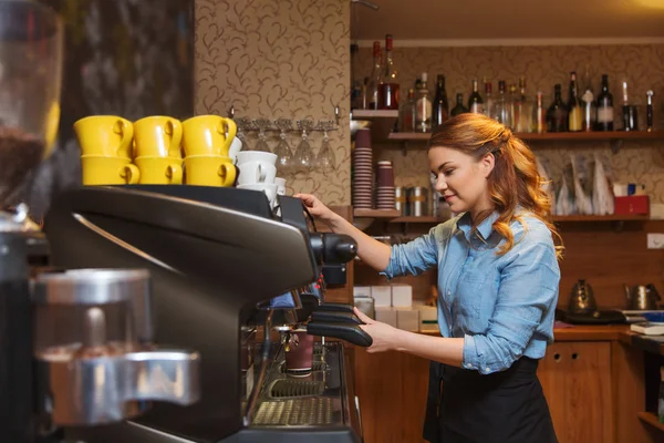 Barista kvinna att göra kaffe bearbetar med maskin på café Stockbild