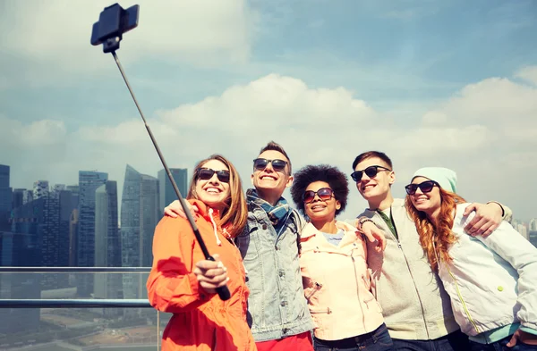 Amigos sonrientes tomando selfie con teléfono inteligente — Foto de Stock