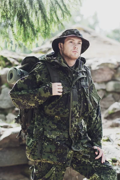 Junger Soldat mit Rucksack im Wald — Stockfoto