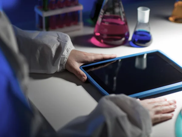 Primer plano del científico con la tableta PC en el laboratorio — Foto de Stock