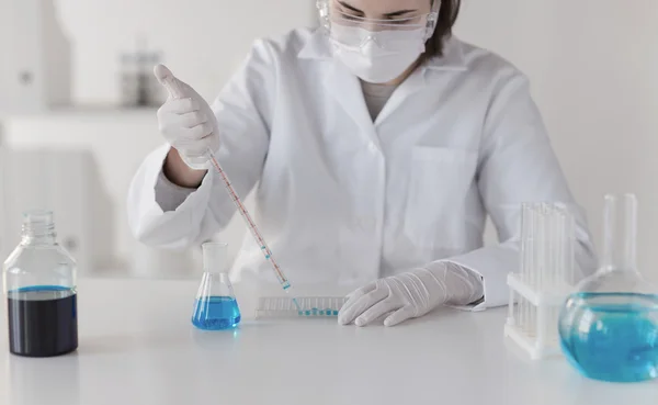 Close up of scientist making test in lab — Stock Photo, Image