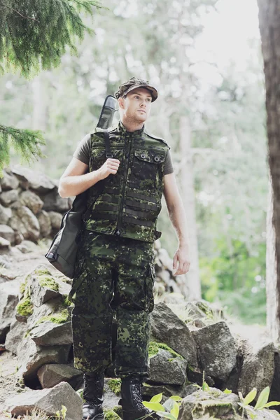 Jonge soldaat of jager met pistool in bos — Stockfoto