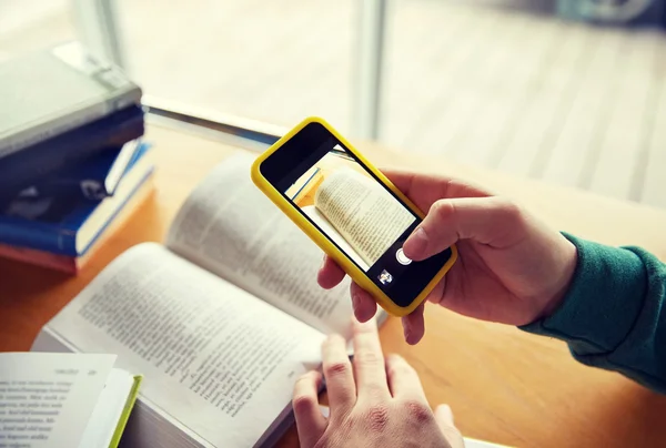 Mãos de estudante com smartphone fazendo fraude folha — Fotografia de Stock