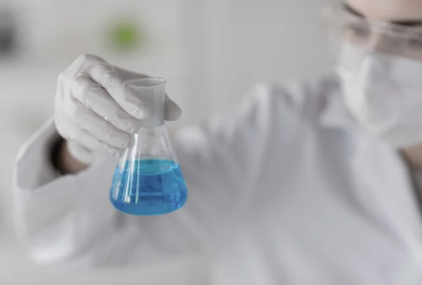 Primer plano de la mujer con la prueba de fabricación de frasco en el laboratorio — Foto de Stock