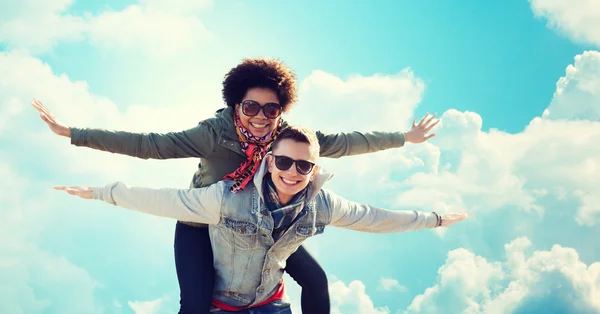 Feliz pareja adolescente en tonos divertirse al aire libre — Foto de Stock