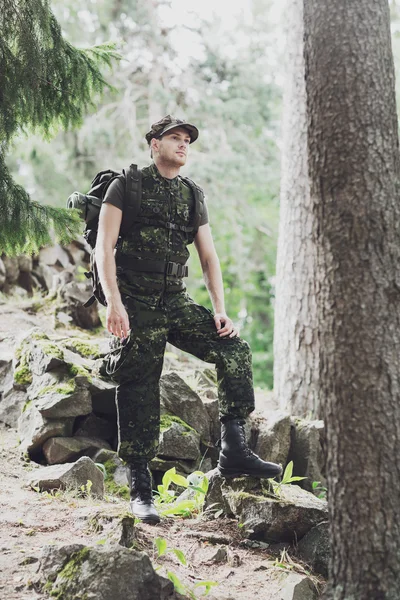 Junger Soldat mit Rucksack im Wald — Stockfoto