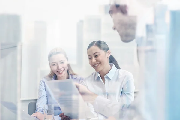 Grupo de empresários sorridentes reunidos no escritório — Fotografia de Stock