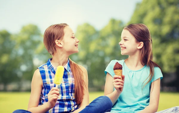 Happy little girls eating ice-cream in summer park — Stockfoto