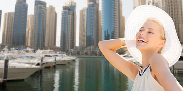 Счастливая женщина, наслаждающаяся летом над гаванью города Дубай — стоковое фото