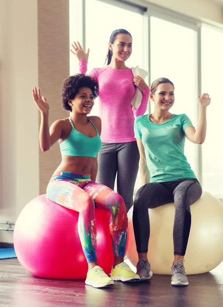 Grupp leende kvinnor med träningsbollar i gym — Stockfoto