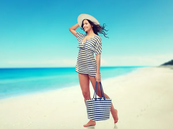 Szczęśliwa młoda kobieta w letnie ubrania i słońce kapelusz — Zdjęcie stockowe